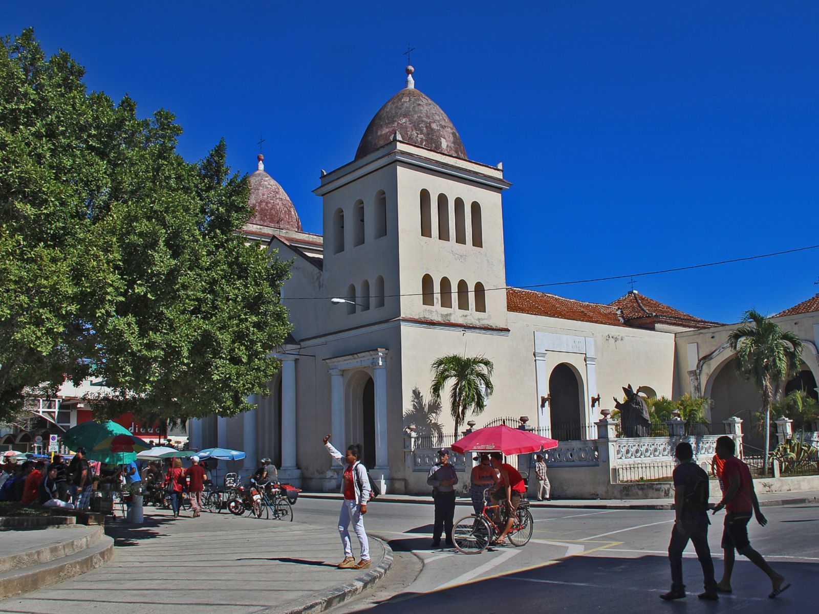 Rondreis Cuba, Holguin, kerk met plein