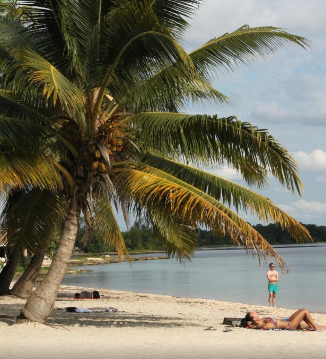 Rondreis Cuba, Playa Larga strand met mensen