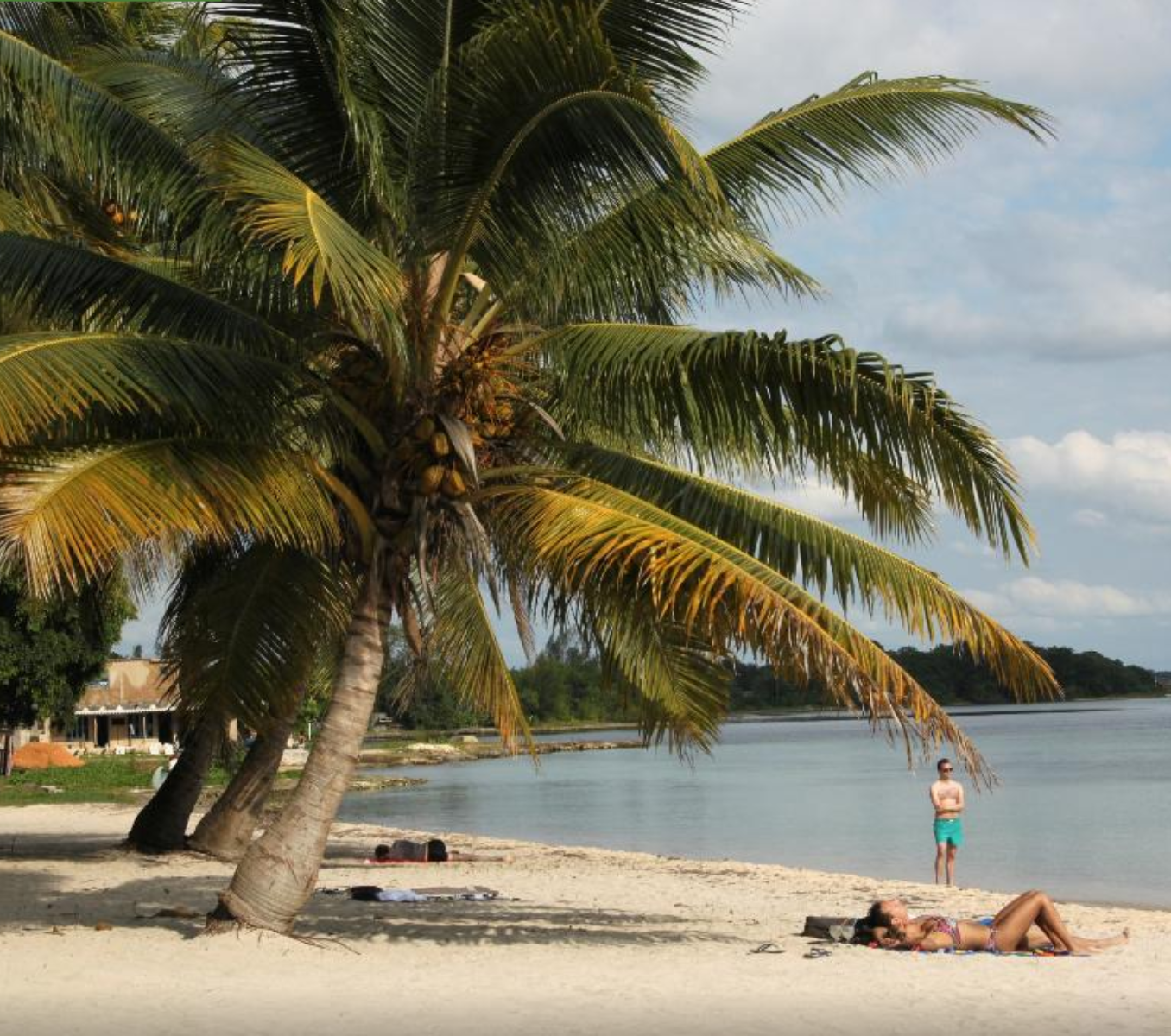 Rondreis Cuba, Playa Larga strand met mensen