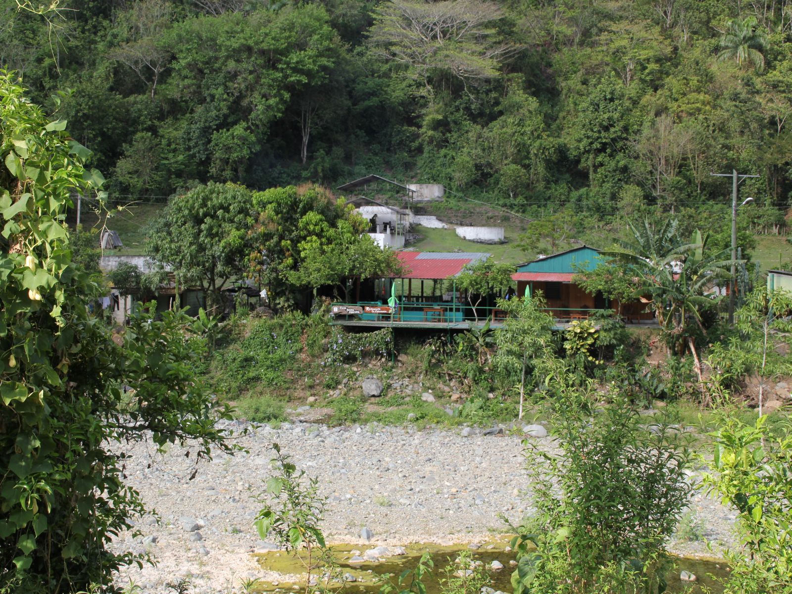 Rondreis Cuba, Sierra Maestra bergen met gebouw