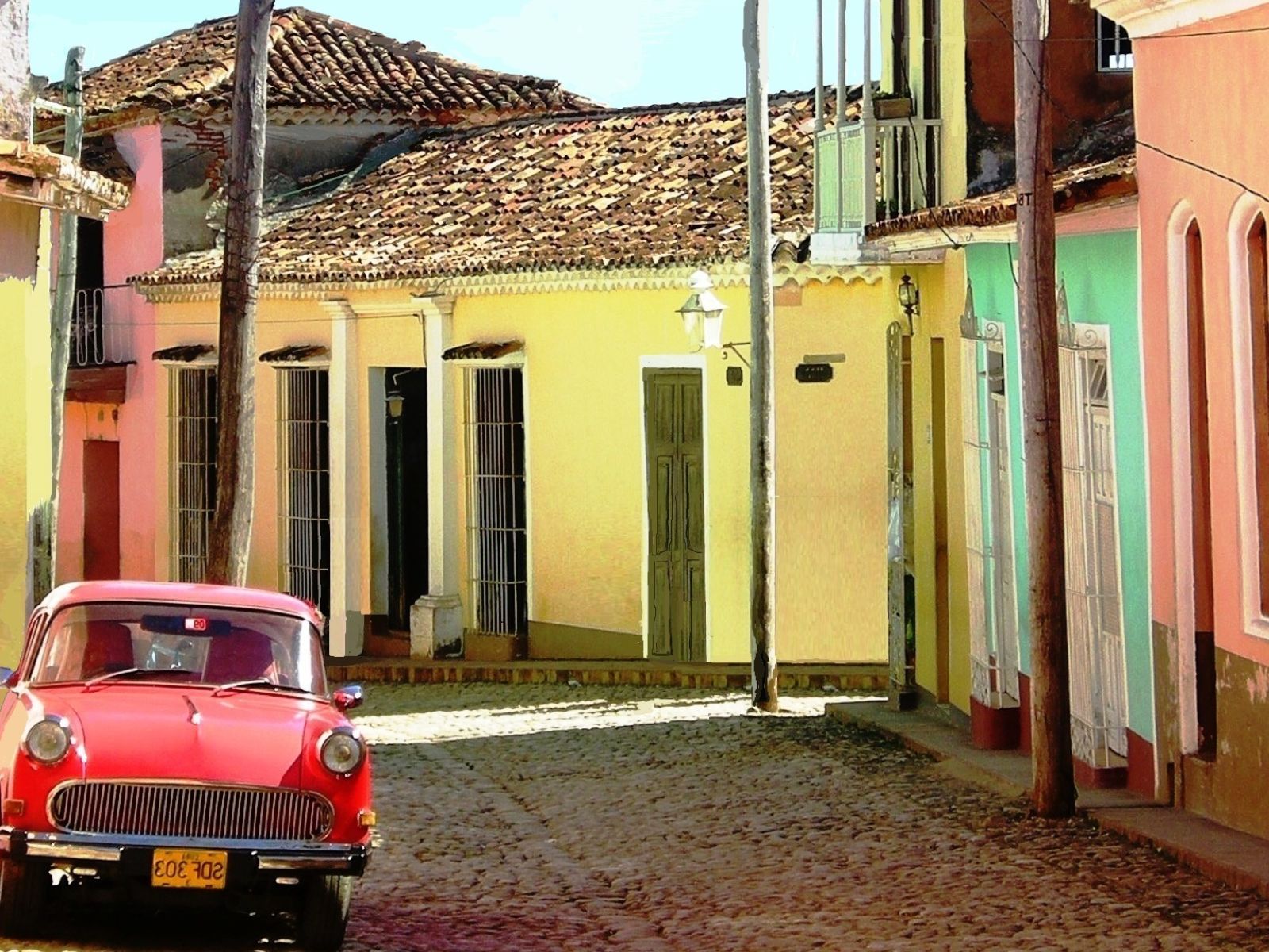 Rondreis Cuba, Trinidad, kleurrijke straat met auto