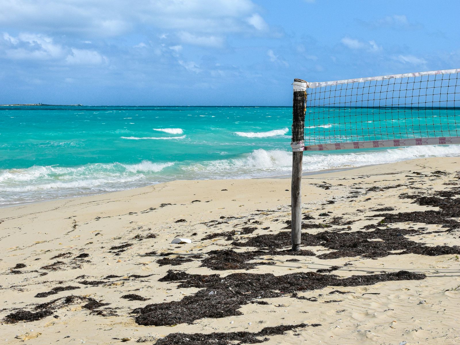 Rondreis Cuba, cayo santa maria, strand met vollybalnet