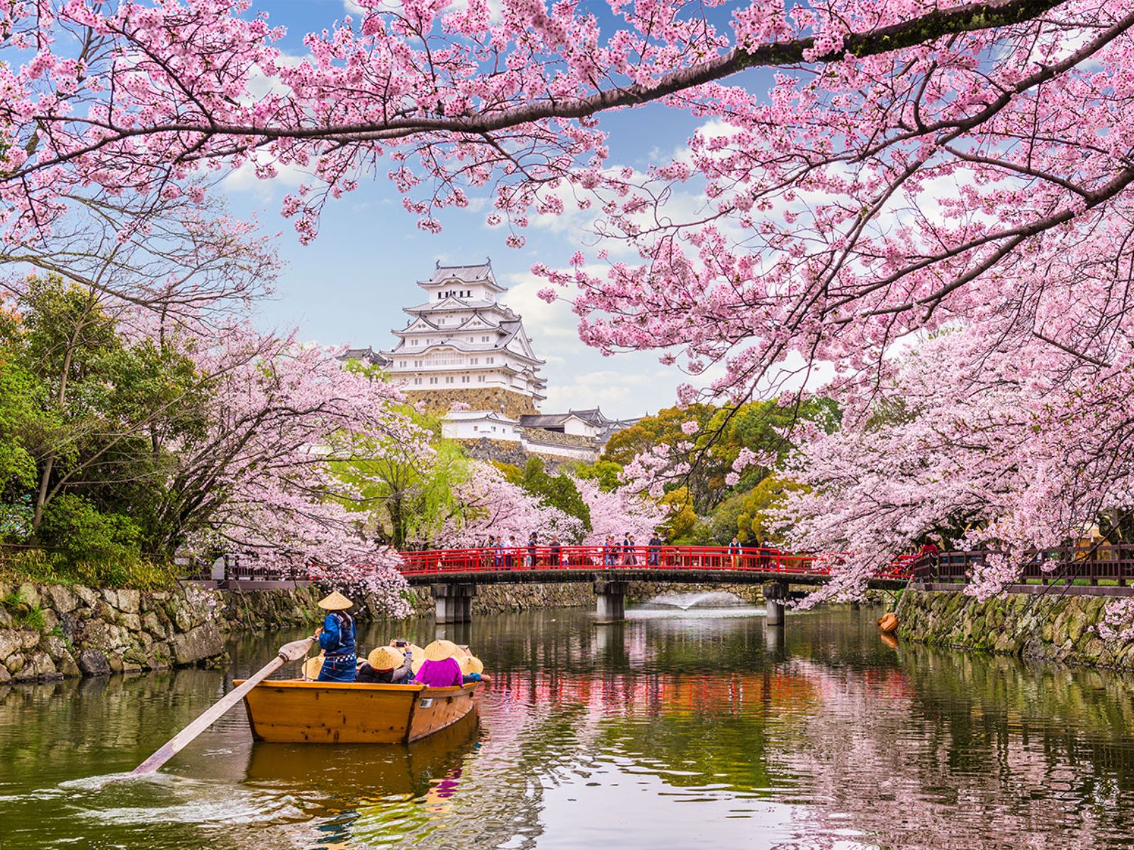 Rondreis Japan, Himeji Kasteel, rivier met kersenbloesem