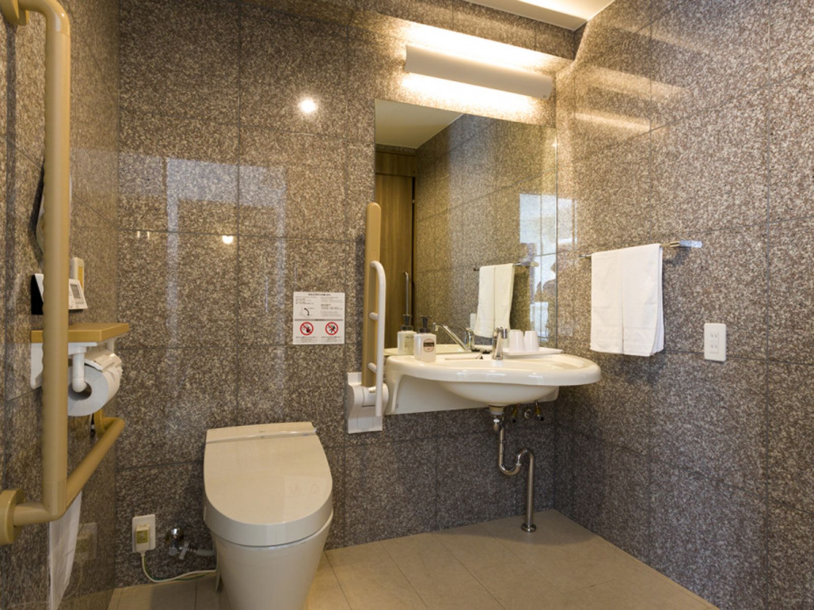 Rondreis Japan, Kawaguchiko, Toyoko Inn Fuji Kawaguchiko Ohashi badkamer 2