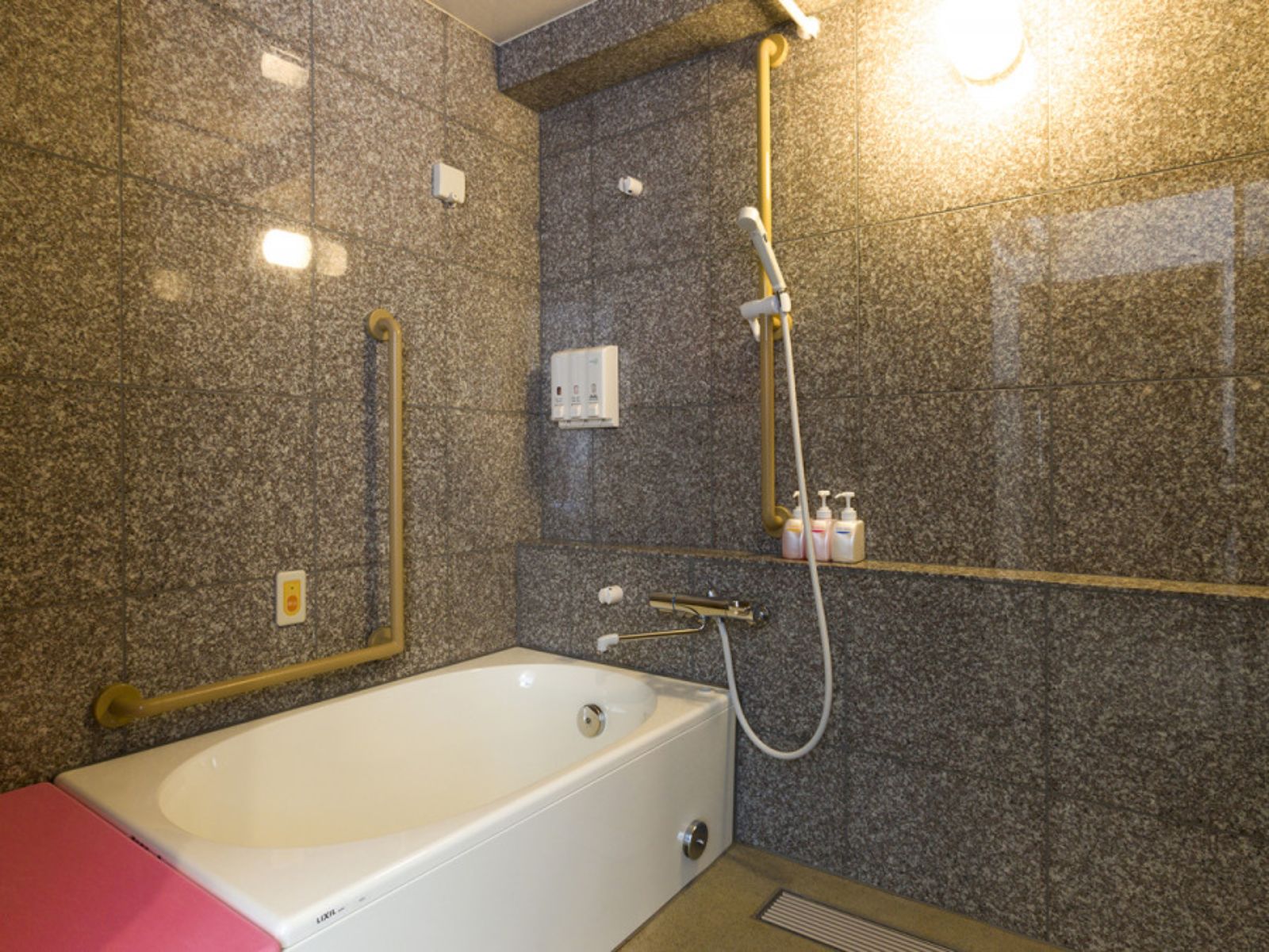 Rondreis Japan, Kawaguchiko, Toyoko Inn Fuji Kawaguchiko Ohashi badkamer