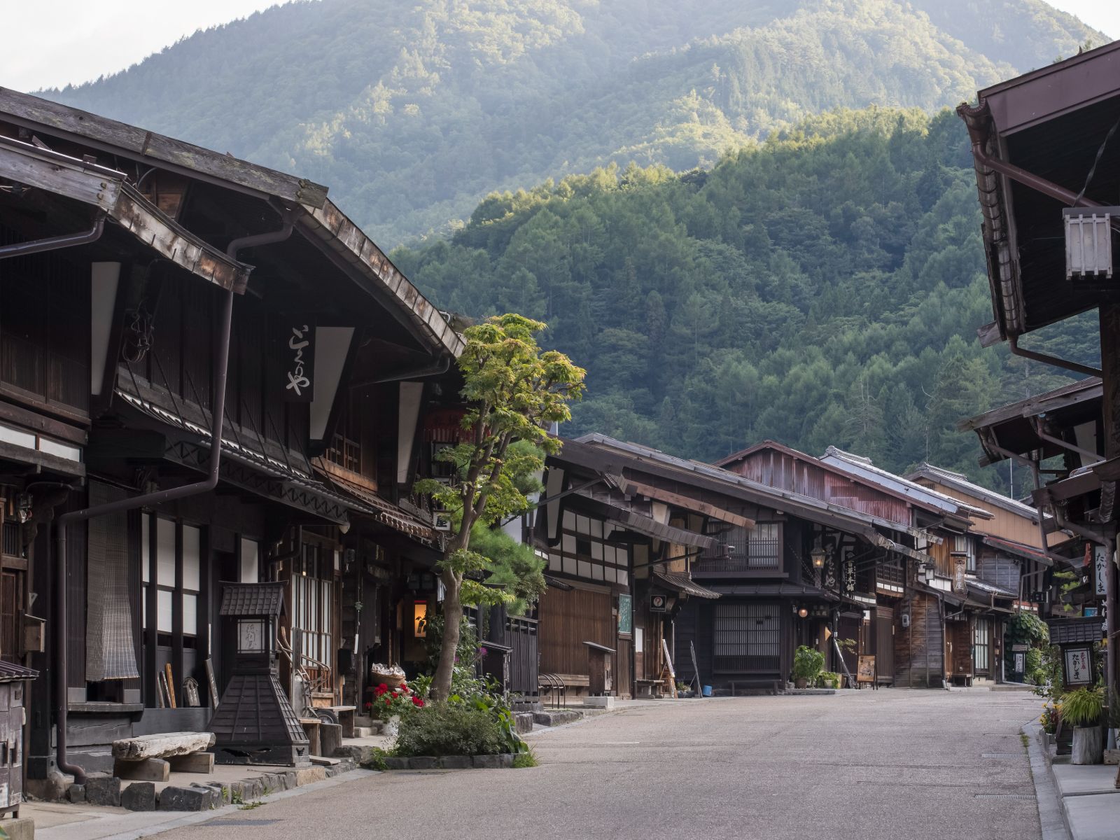 Rondreis Japan, Kiso-Fukishima, Narai-juku, stadje met bergen