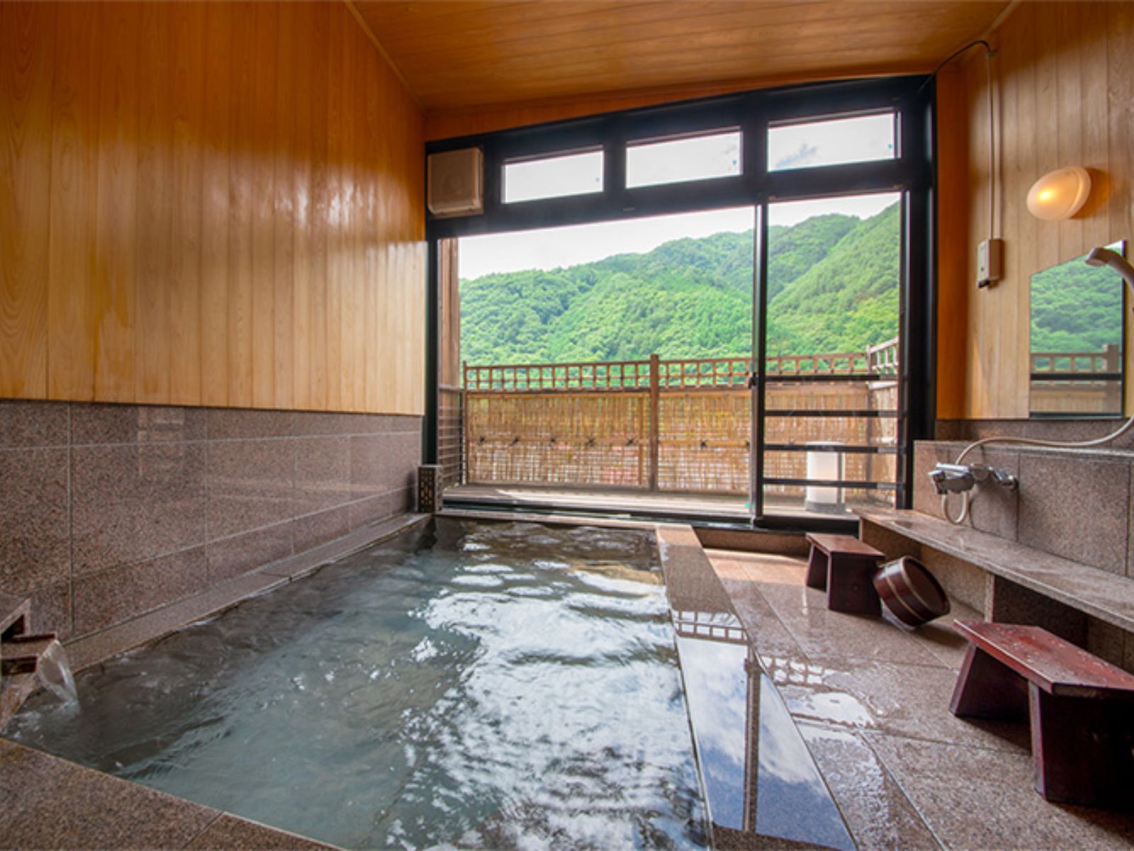 Rondreis Japan, Kiso-Hukushima, Yama Mizuki Urara Tsutaya badhuis