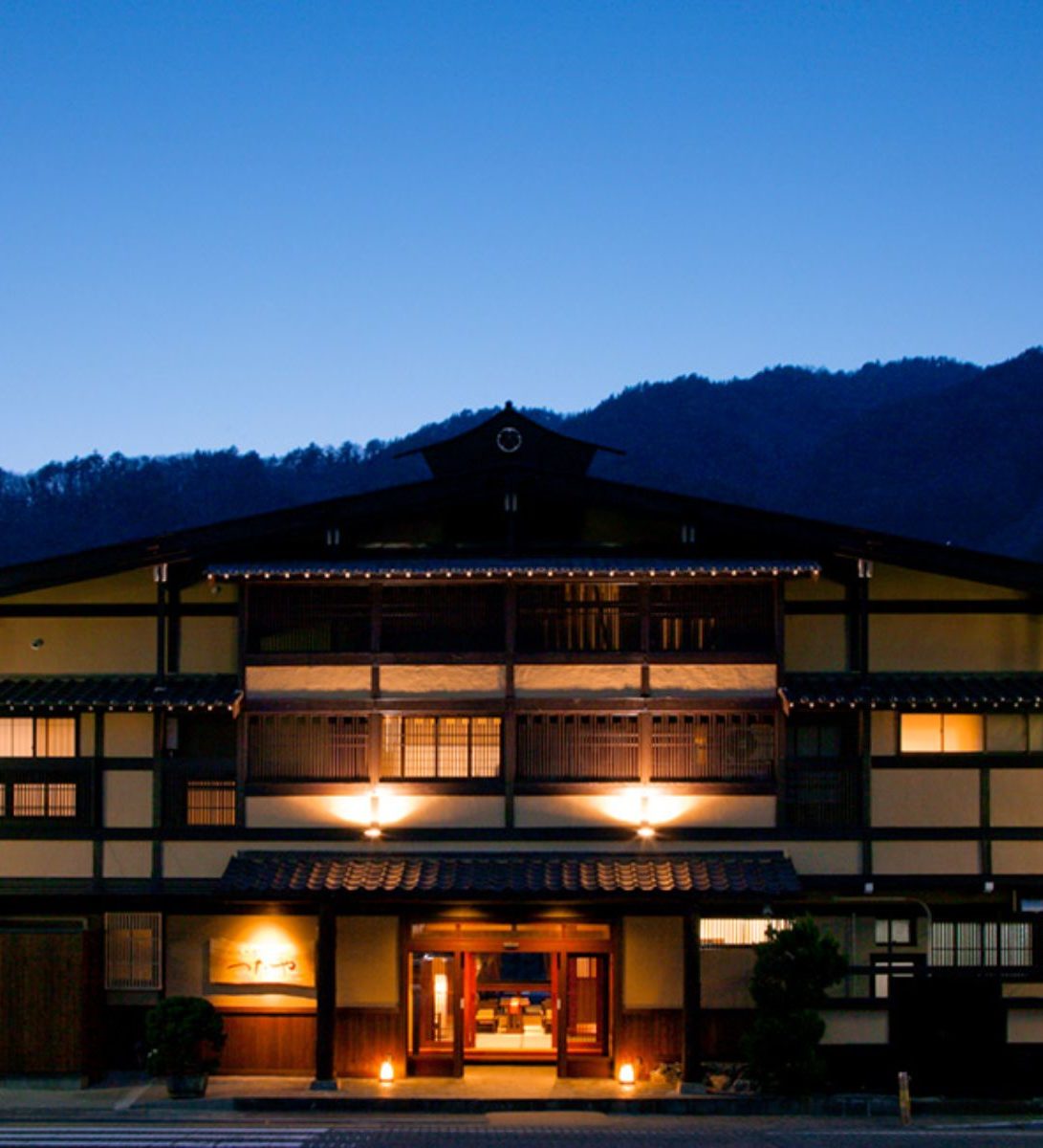 Rondreis Japan, Kiso-Hukushima, Yama Mizuki Urara Tsutaya buitenaanzicht