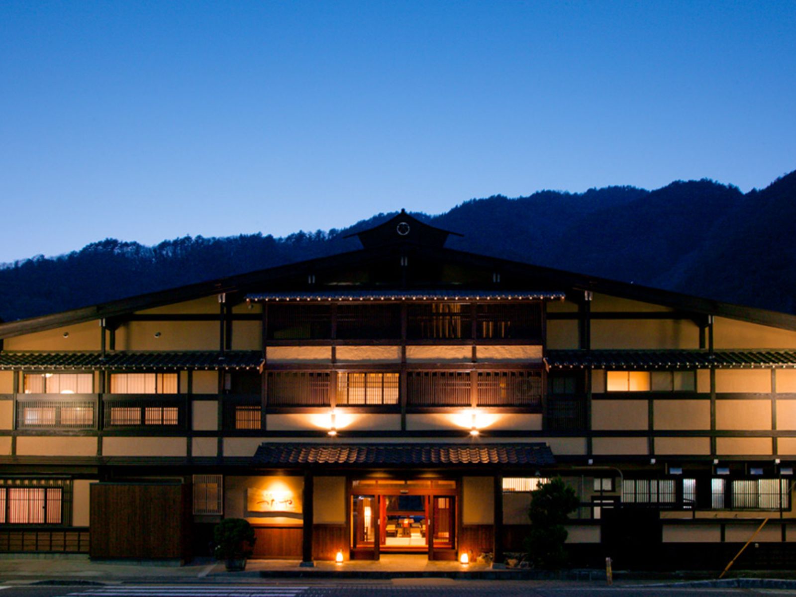 Rondreis Japan, Kiso-Hukushima, Yama Mizuki Urara Tsutaya buitenaanzicht