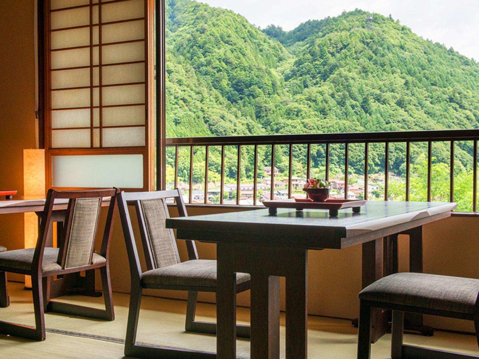 Rondreis Japan, Kiso-Hukushima, Yama Mizuki Urara Tsutaya eetzaal met uitzicht