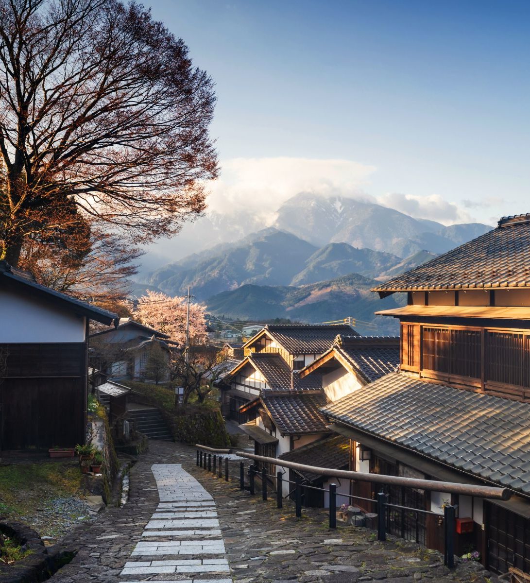 Rondreis Japan, Kiso-vallei, Magome, stad net huisjes en bergen