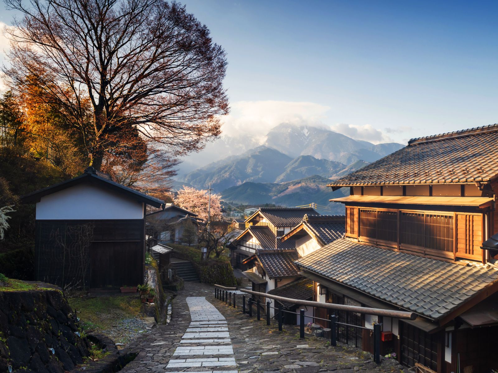 Rondreis Japan, Kiso-vallei, Magome, stad net huisjes en bergen