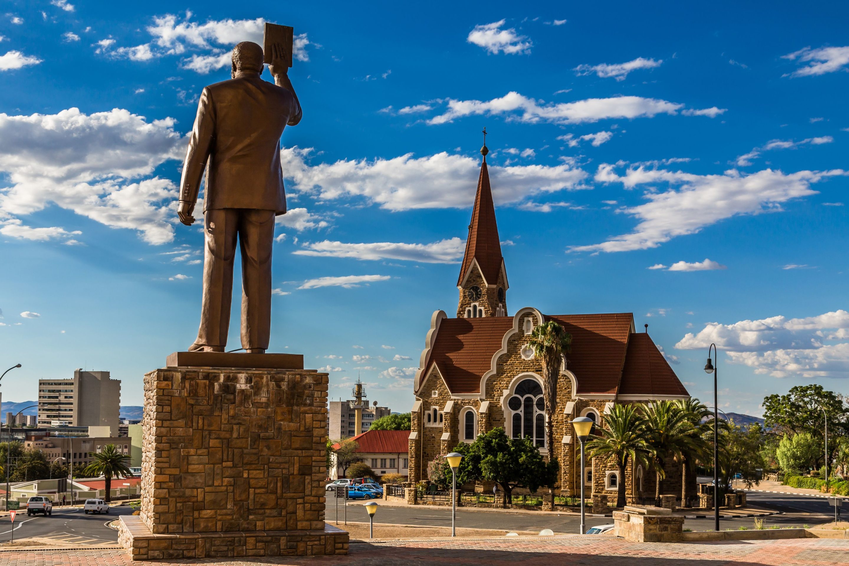 Rondreis Namibië, Windhoek, standbeeld en kerk