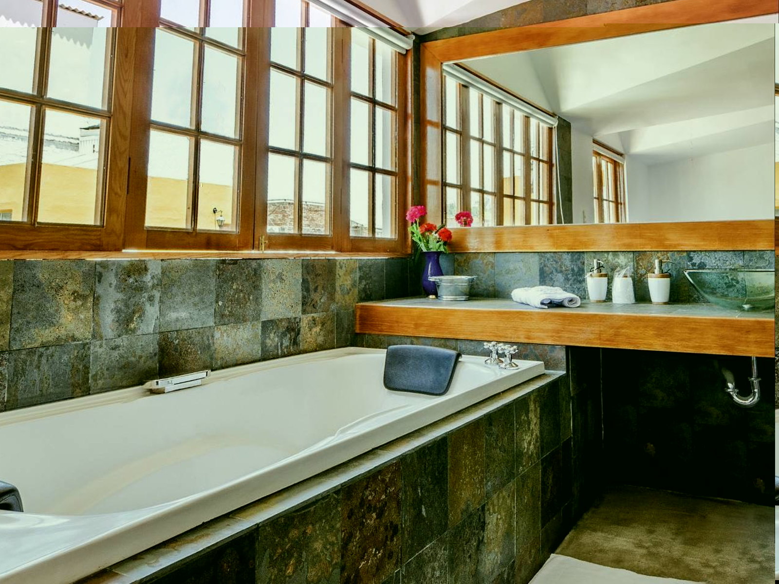 Rondreis Peru, Arequipa, Hosteria Arequipa - badkamer
