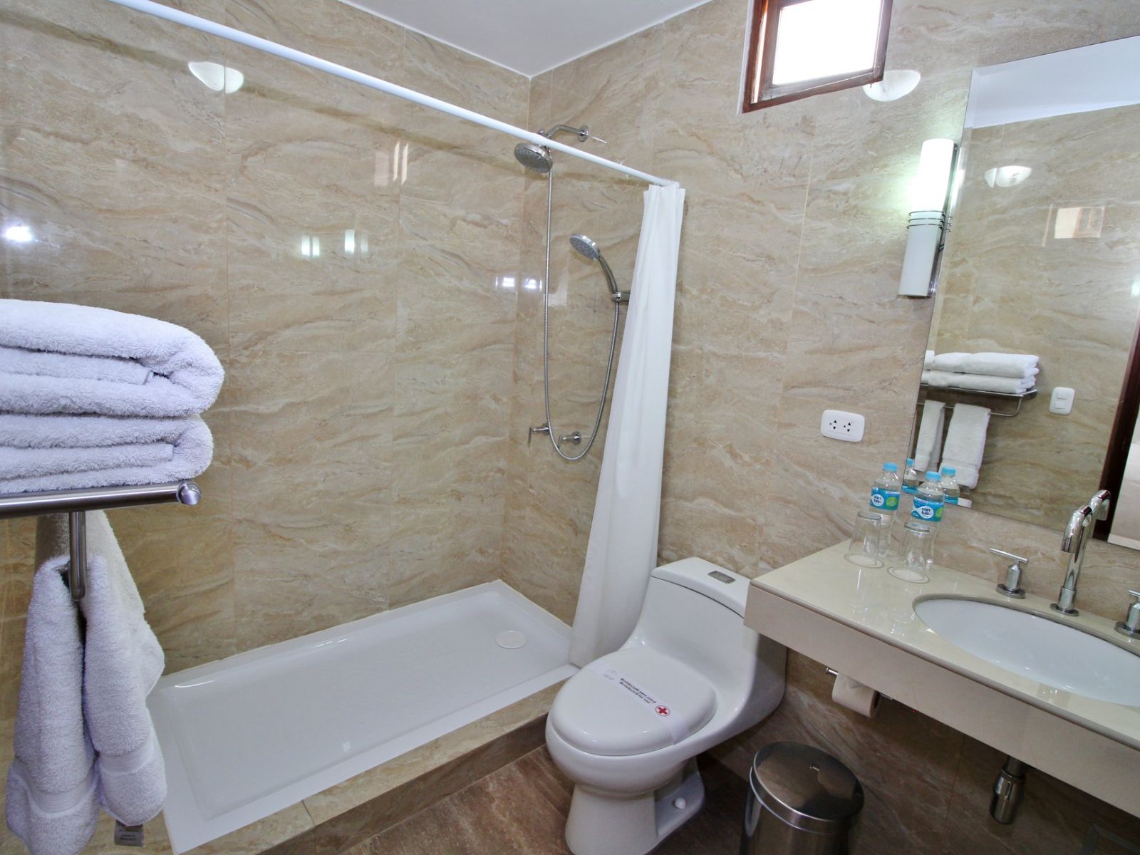 Rondreis Peru, Arequipa, La Maison de Elise badkamer