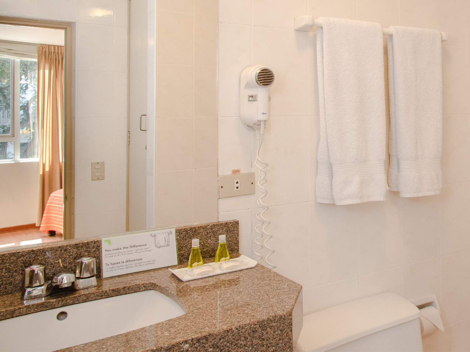 Rondreis Peru, Lima, Girasoles Hotel - badkamer