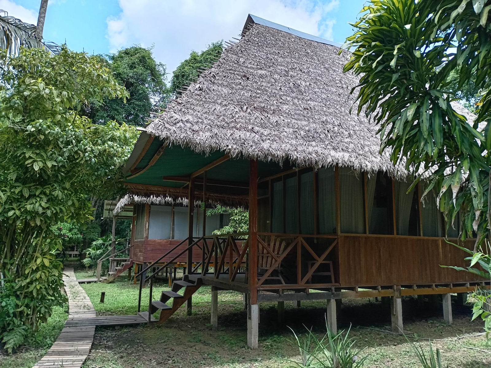 Rondreis Peru, Puerto Maldonado, Inotawa Lodge - buitenaanzicht 2