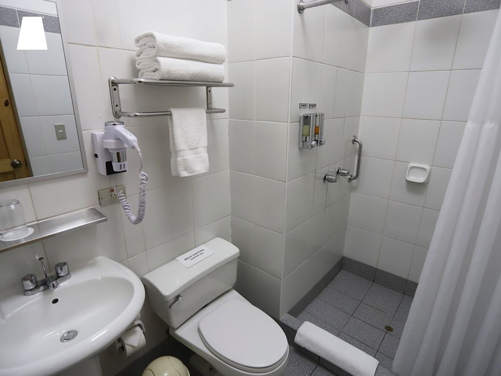 Rondreis Peru, Puno, Casa Adina Standaard - badkamer