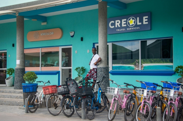 Rondreis Seychellen, fietsen voor het kantoor van Creole Travel Service