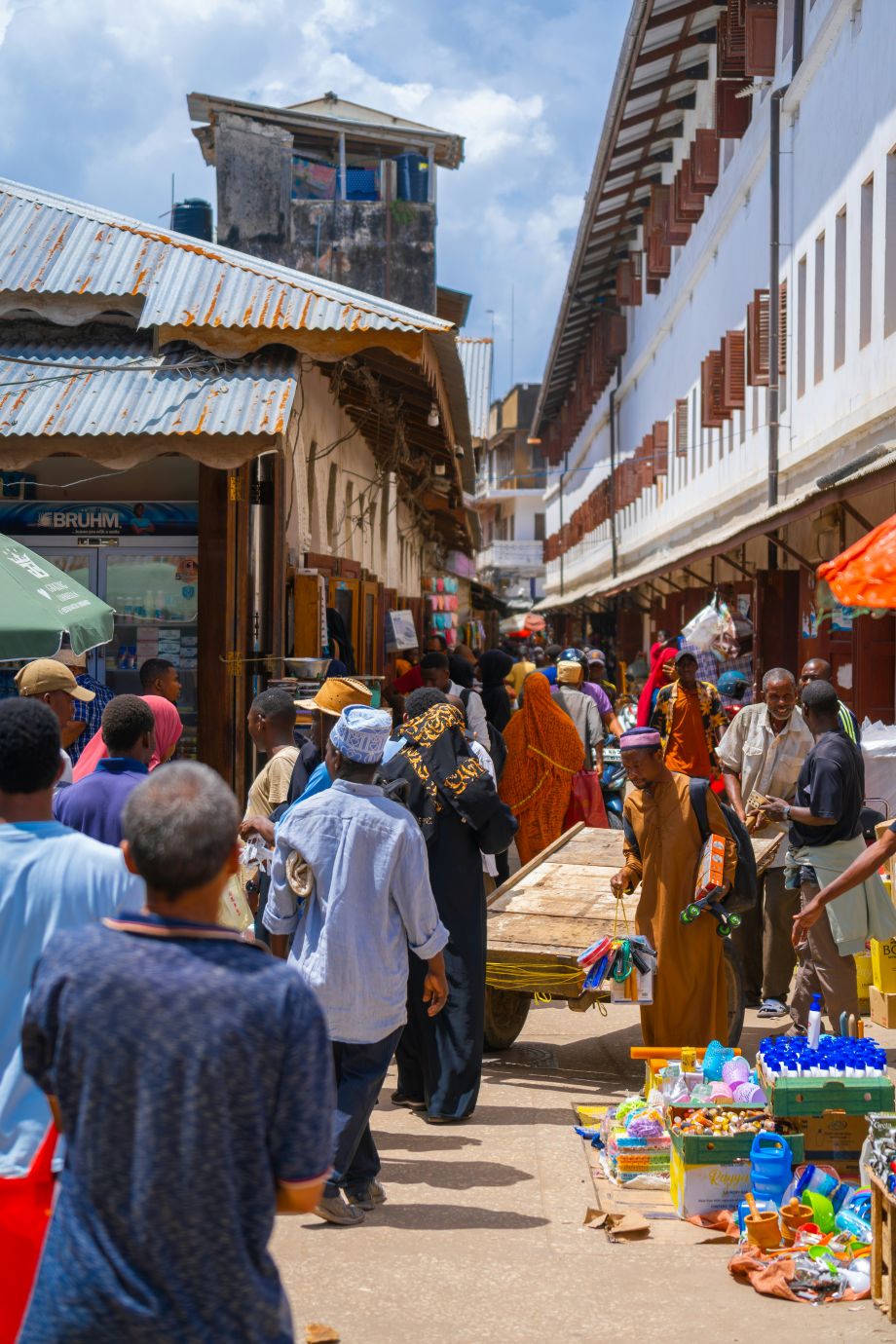 Rondreis Tanzania, Zanzibar, Stone Town, kleurige markt met mensen