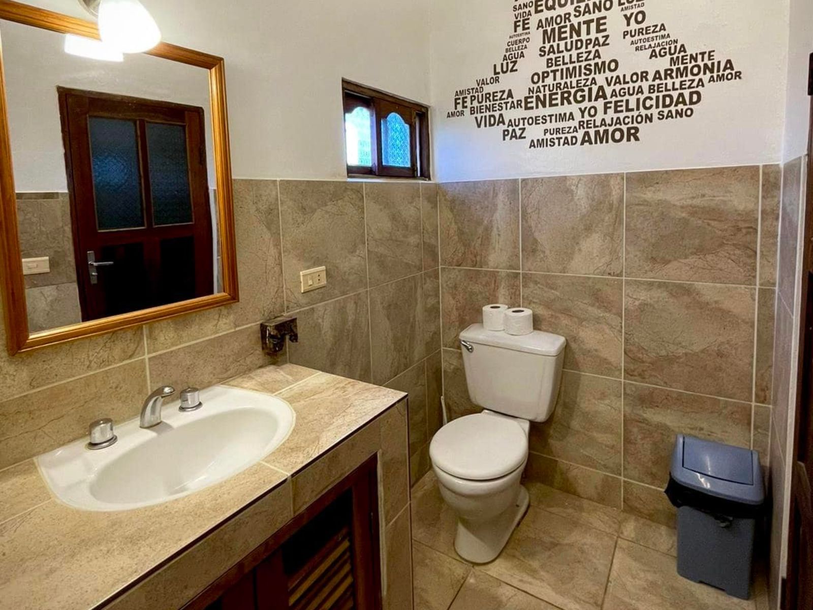 rondreis Bolivia, Samaipata, La Vida es Bella Hotel, badkamer