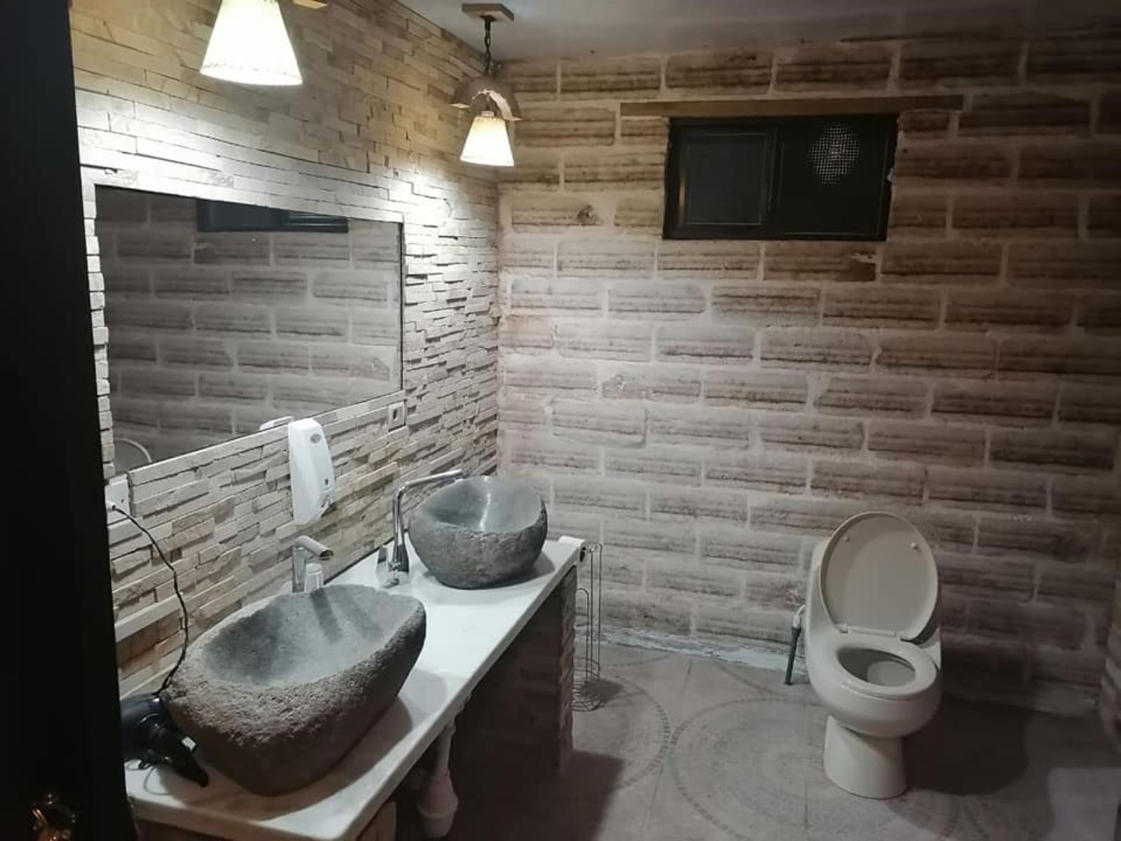 rondreis Bolivia, Uyuni, Hotel Casa de Sal,badkamer 2