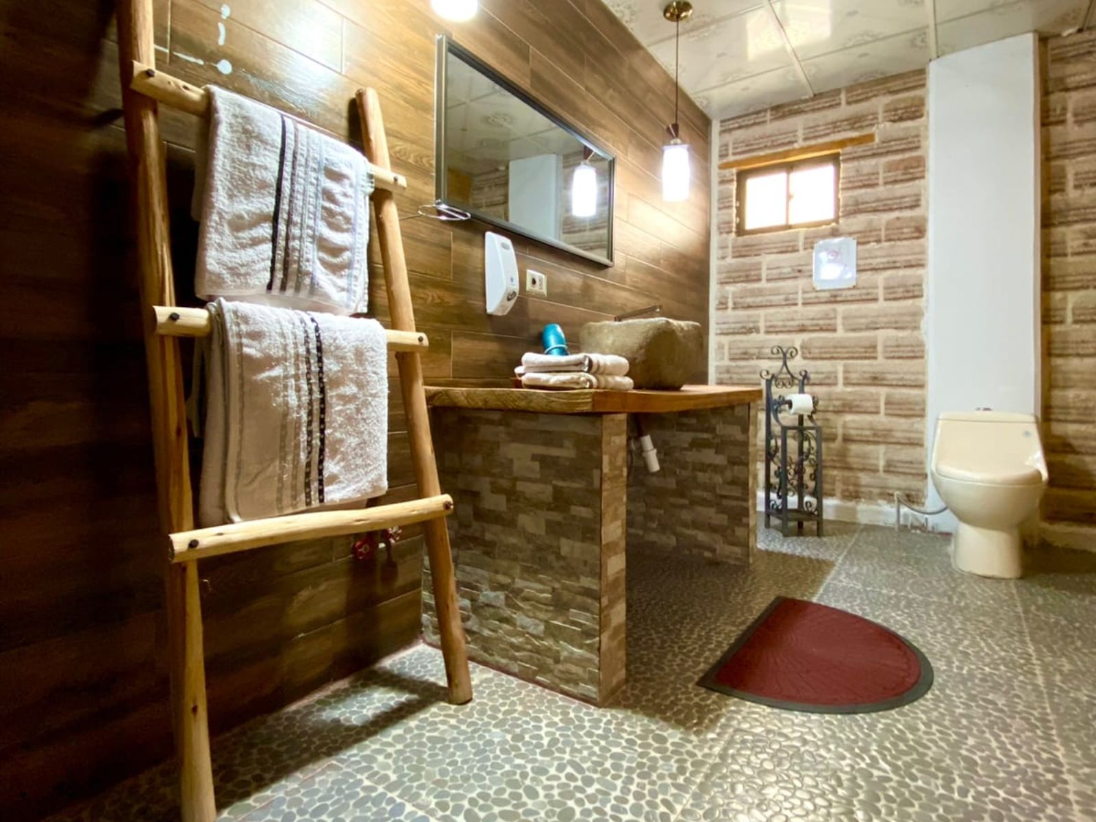 rondreis Bolivia, Uyuni, Hotel Casa de Sal, badkamer