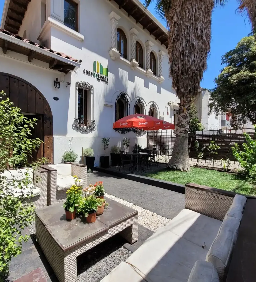 rondreis chili, santiago de chile, casa de todos - buitenaanzicht