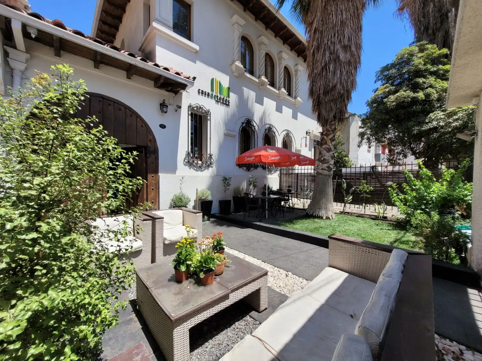 rondreis chili, santiago de chile, casa de todos - buitenaanzicht