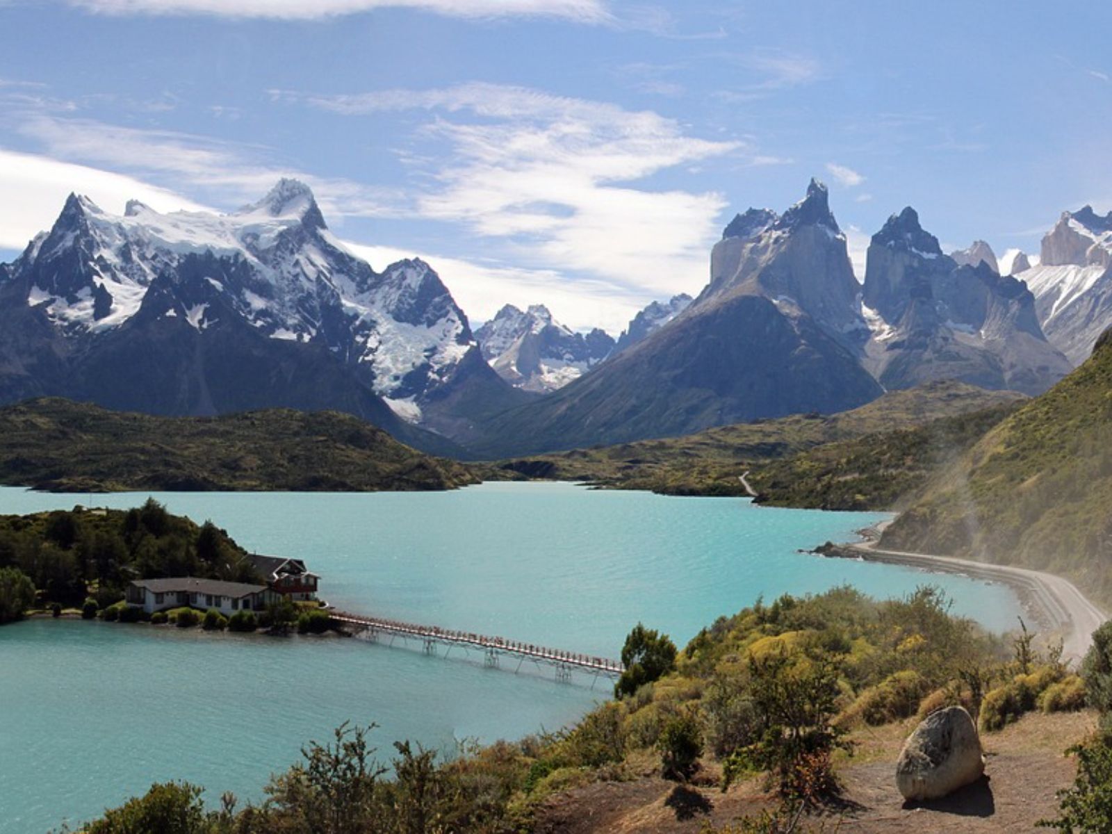 rondreis chili, torres del paine meer met huis en brug