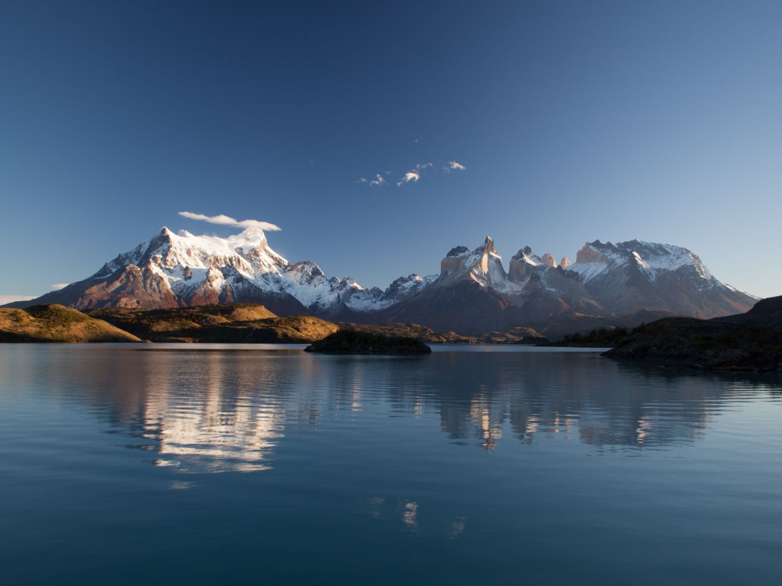 rondreis chili, torres del paine meer met bergen op achtergrond