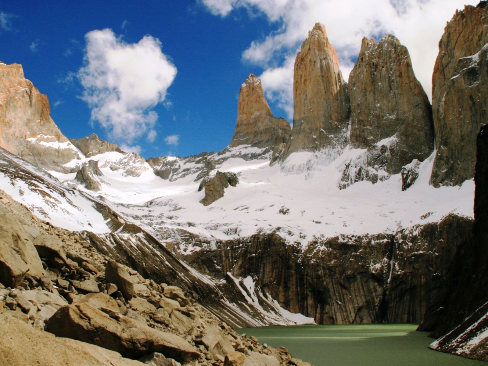 rondreis chili, torres del paine bergen met sneeuw