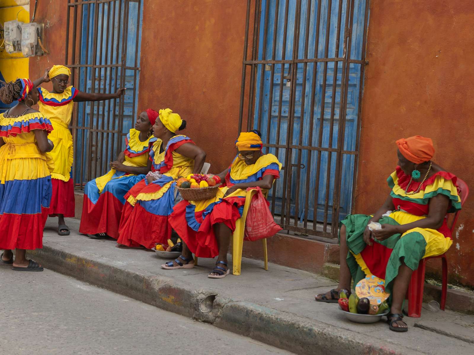 rondreis colombia cartagena vrouwen op straat
