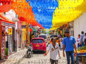 rondreis colombia, cartagena kleurrijke straat met vlaggetjes