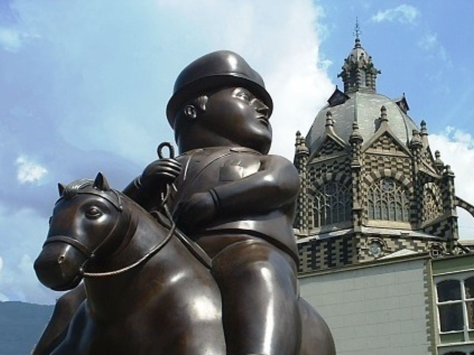 rondreis colombia, medellin standbeeld
