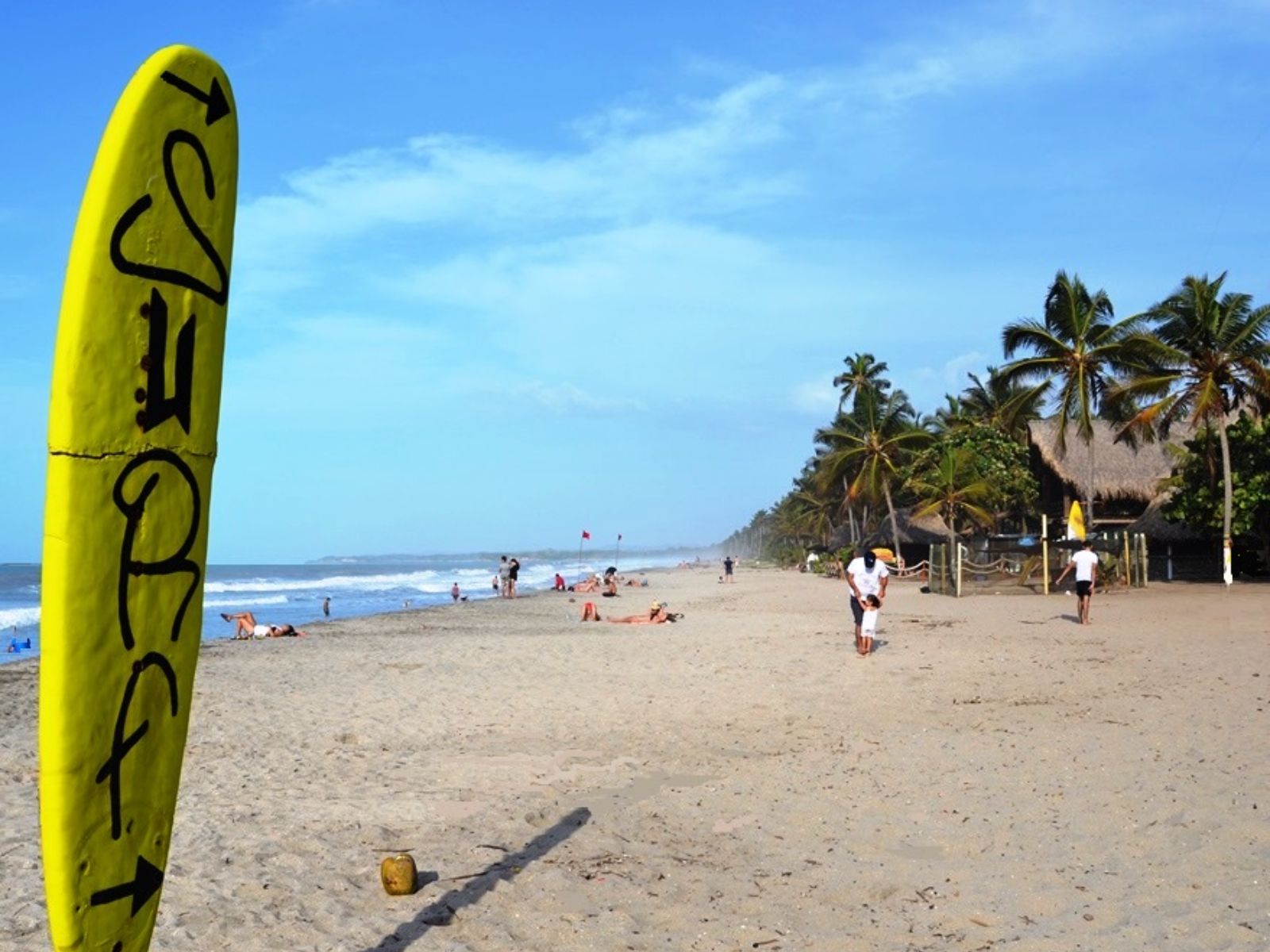 rondreis colombia, palomino strand met surfbord