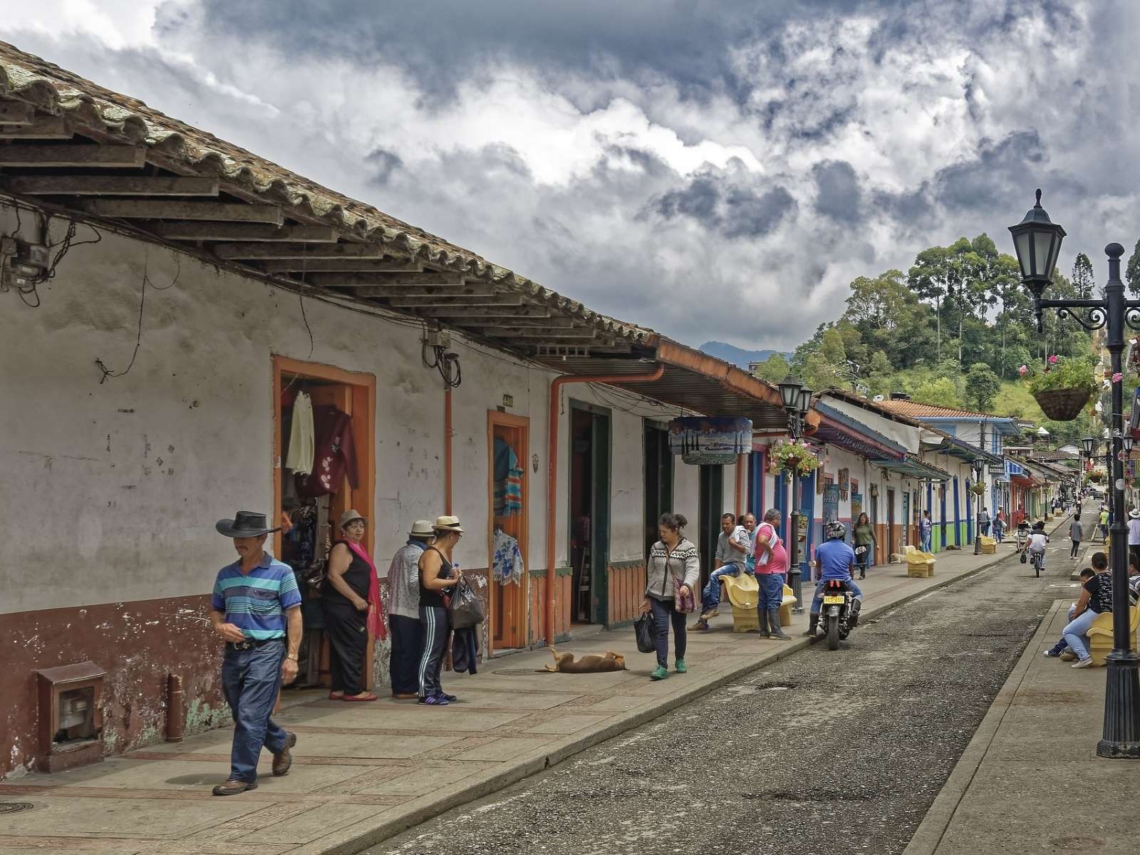 rondreis colombia salento koffieregio straat linkerzijde