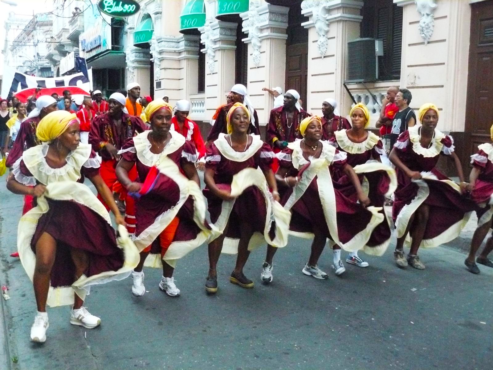 rondreis cuba santiago de cuba dansers op straat
