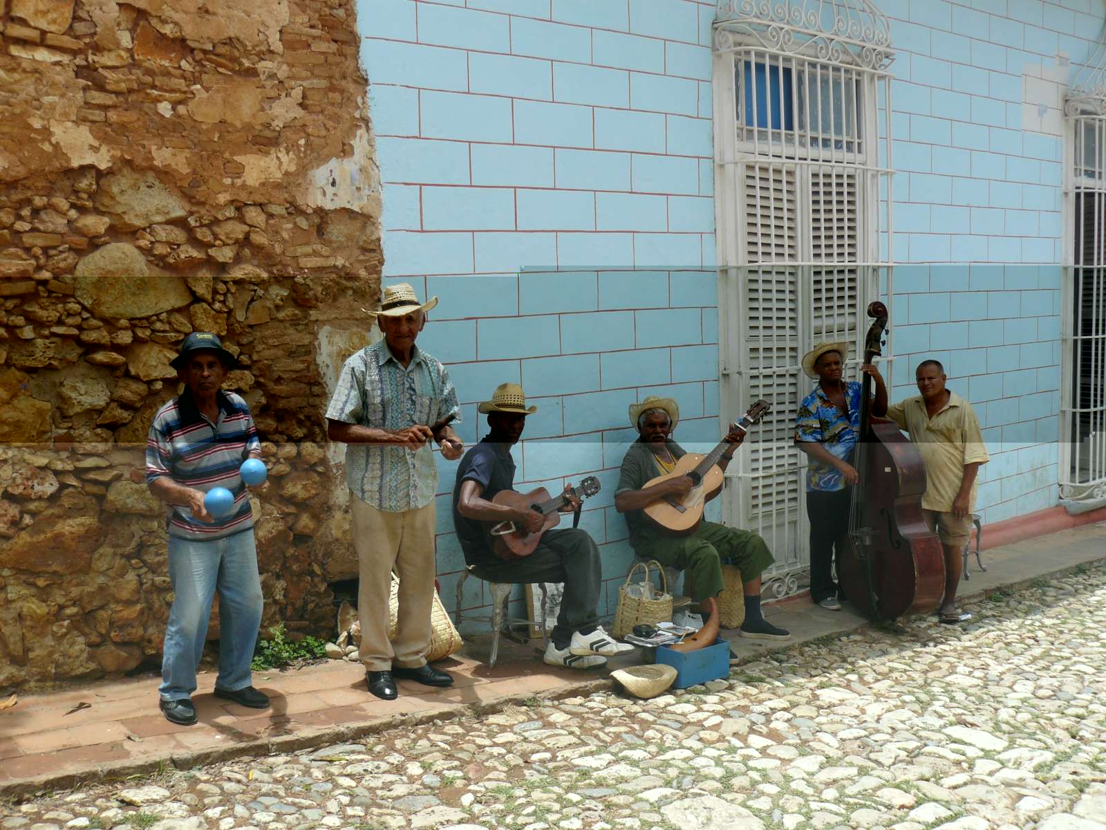 rondreis cuba, trinidad, lokale inwoners op straat