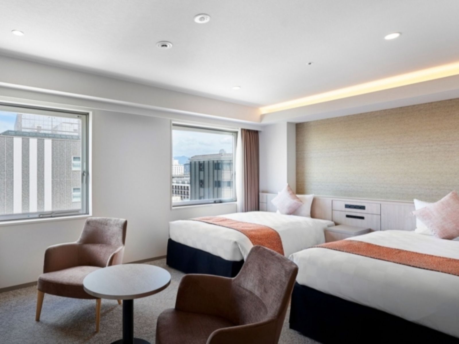 rondreis japan, kyoto, daiwa roynet hotel kyoto-hachijoguchi kamer met zitgedeelte