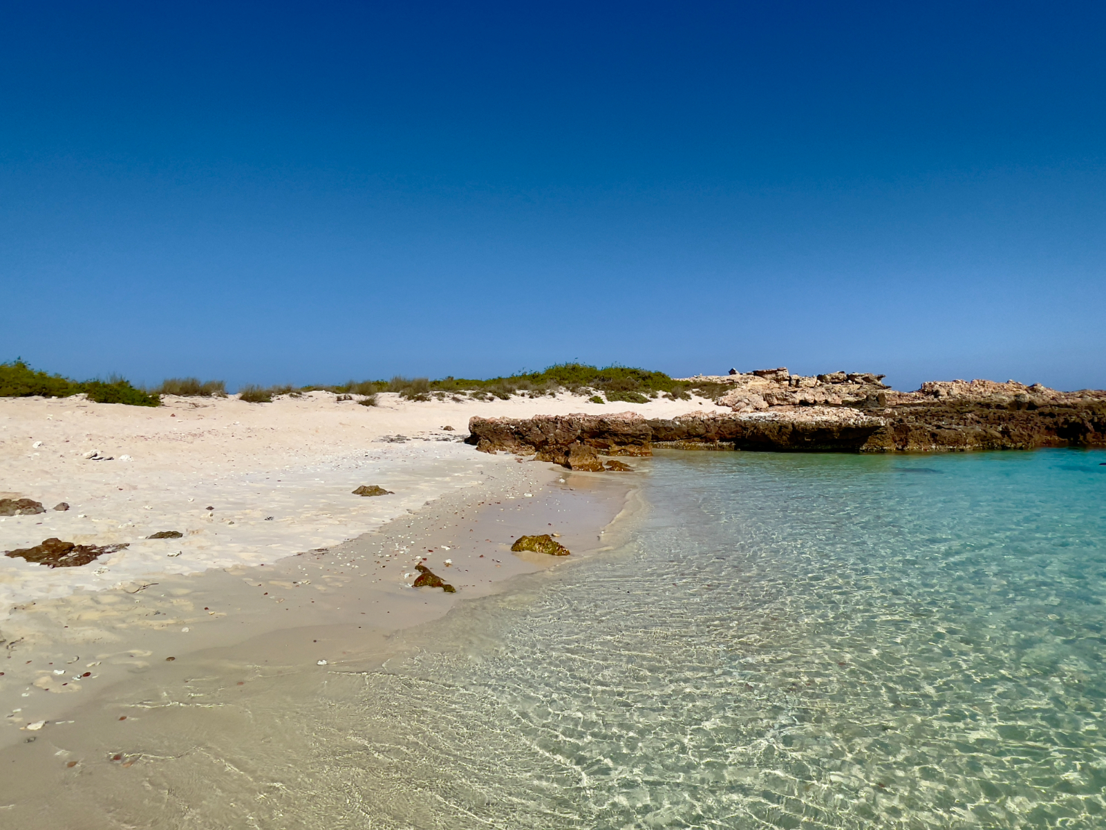 rondreis oman, ad dayamaniyat islands Strand