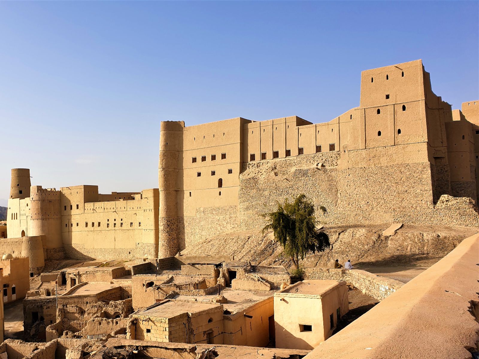 rondreis oman, bahla fort buitenaanzicht