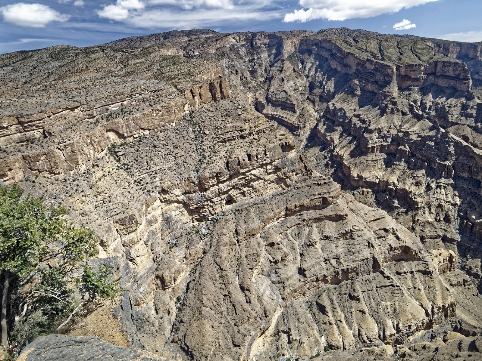 rondreis oman, jebel shams bovenaanzicht gebergte