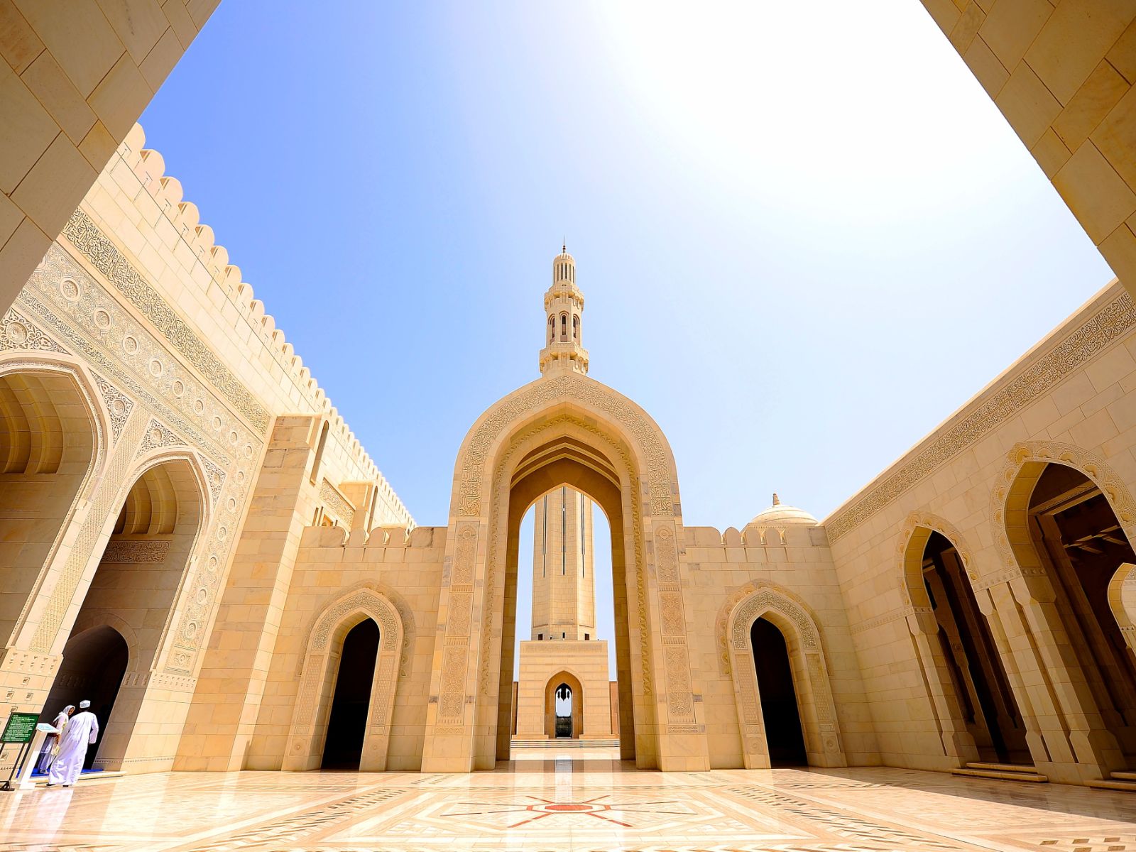 rondreis oman, muscat Sultan Qaboos Grand Mosque binnenkant