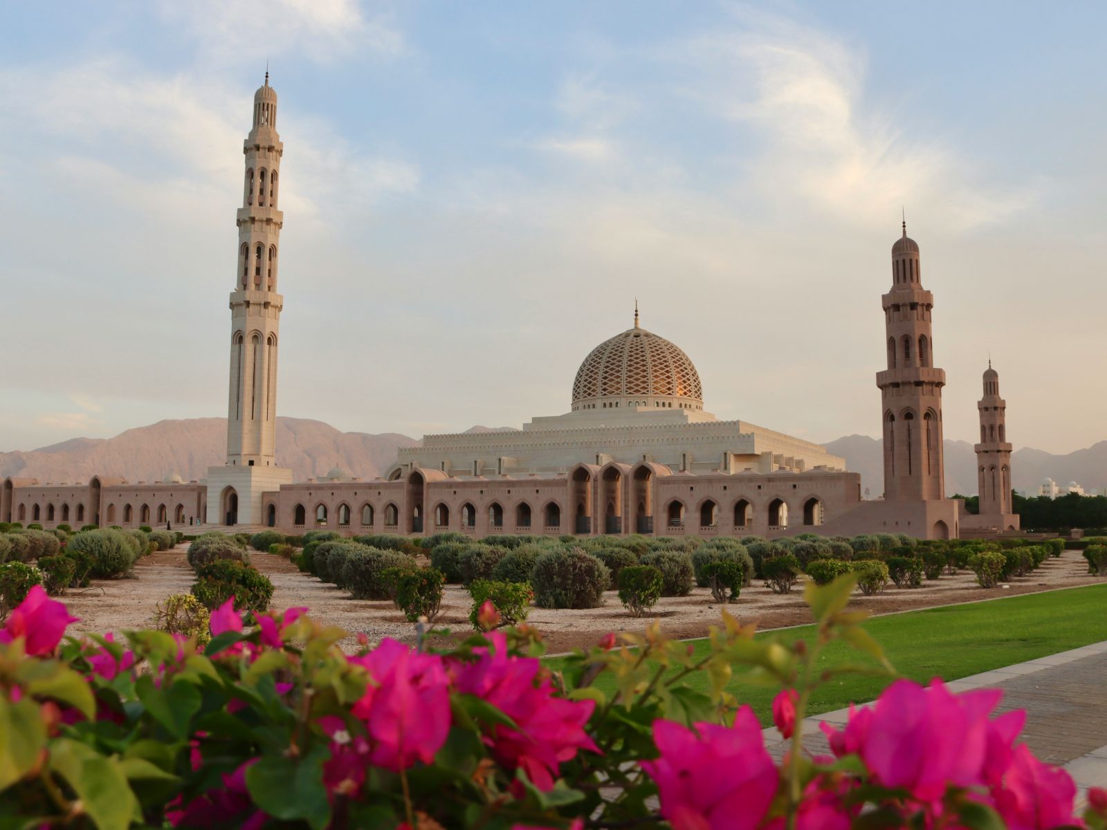 rondreis oman, muscat Sultan Qaboos Grand Mosque buitenaanzicht