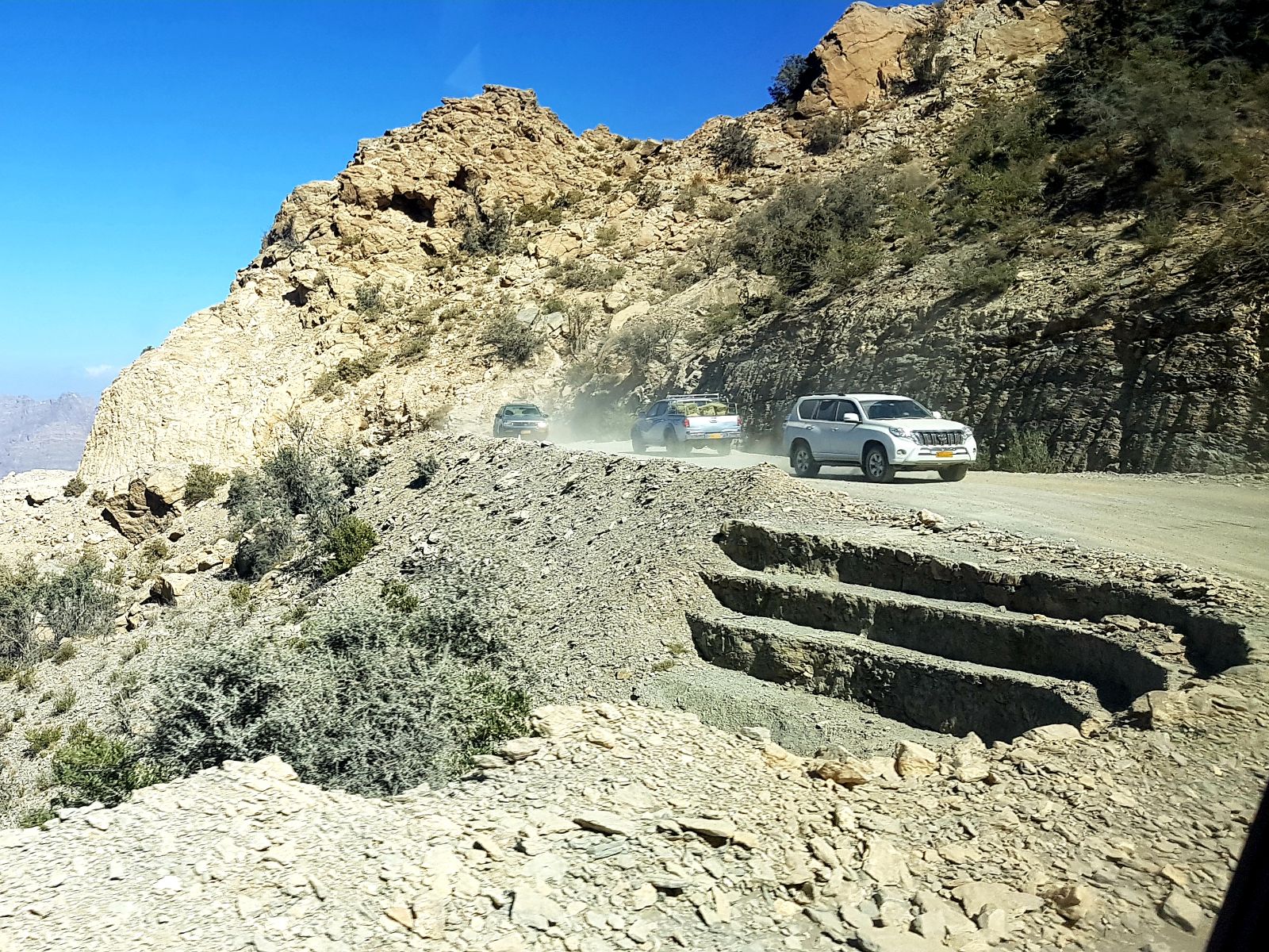 rondreis oman, wadi bani awf weg met auto