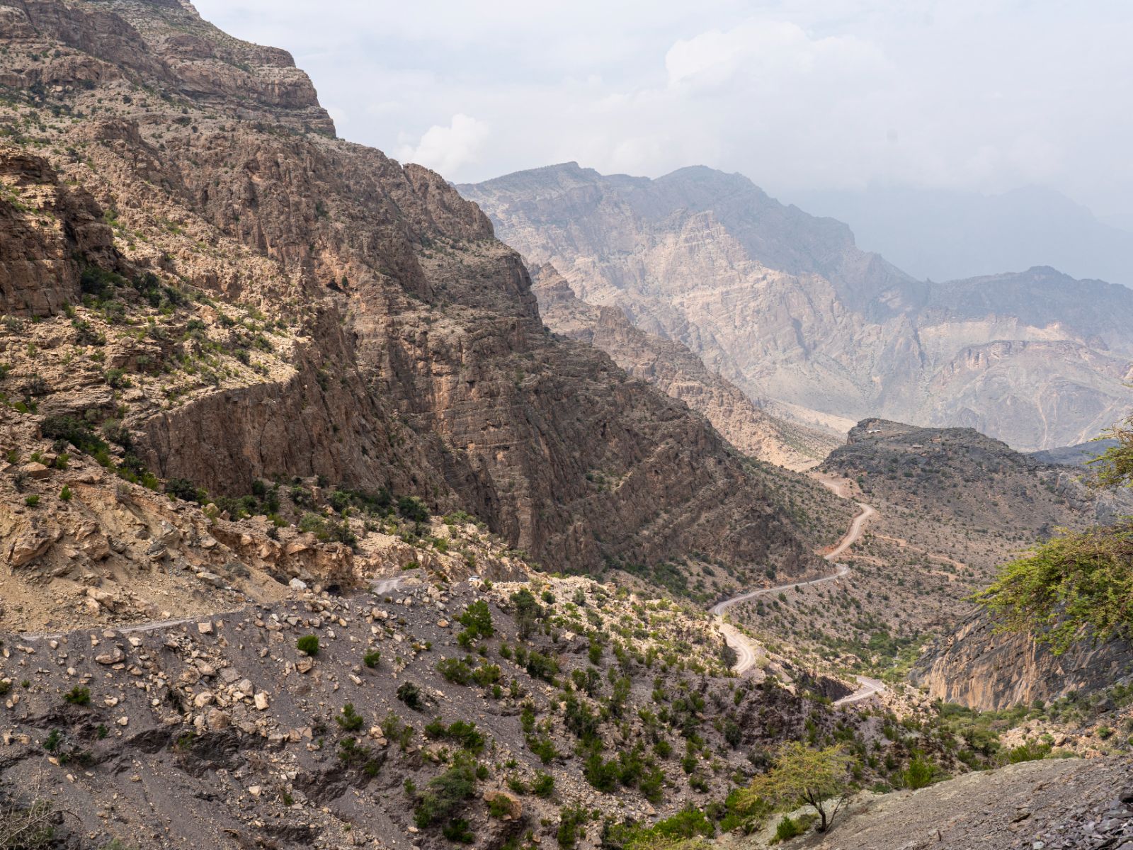 rondreis oman, wadi bani awf weg
