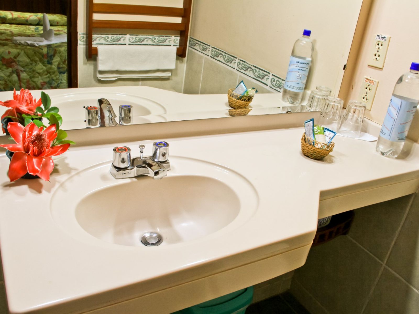 rondreis peru, iquitos, ceiba tops lodge badkamer