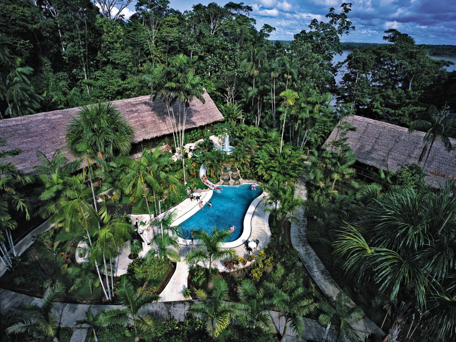 rondreis peru, iquitos, ceiba tops lodge buitenaanzicht