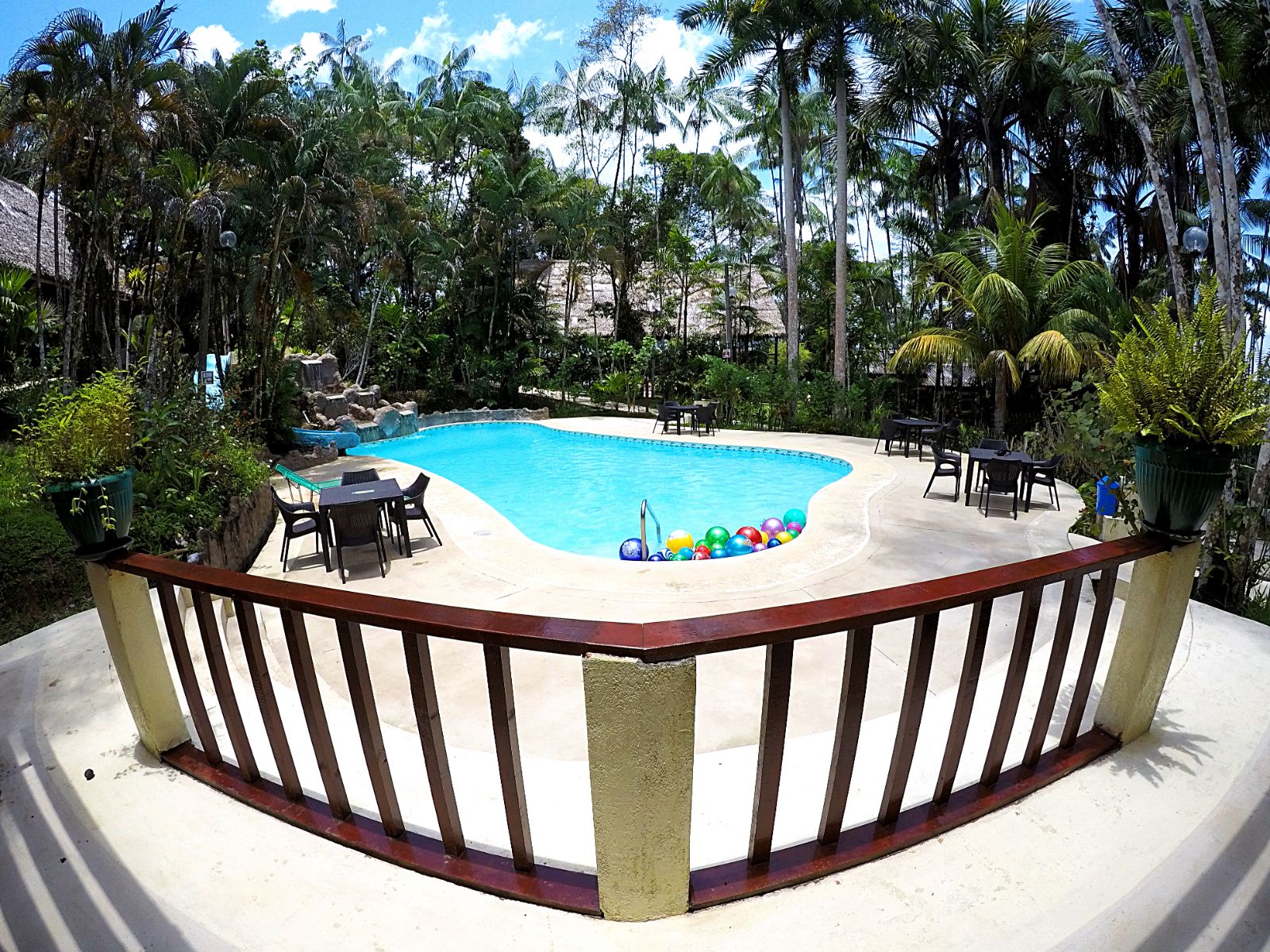 rondreis peru, iquitos, ceiba tops lodge zwembad